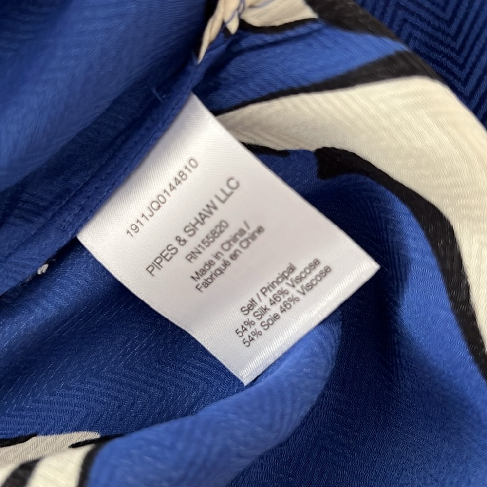 Veronica Beard Blue Cream 3/4 Sleeve Blouse
It is run like size 2 and 4 - Picture 5 of 7